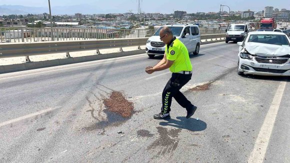 TRAFİK GÜVENLİĞİNİ SAĞLAMAK AMACIYLA YAĞ DÖKÜLEN YOLA AVUÇLARIYLA KUM TAŞIYAN POLİS TAKDİR TOPLADI
