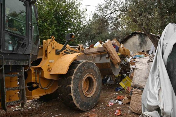 KEPEZ’DE ÇÖP EV OPERASYONU: 8 KAMYON ATIK ÇIKARILDI