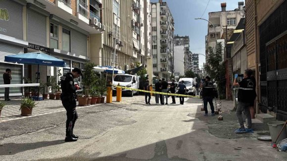 ADANA’DA İŞ YERİ ÖNÜNDE SİLAHLI SALDIRI: 1 ÖLÜ, 1 YARALI