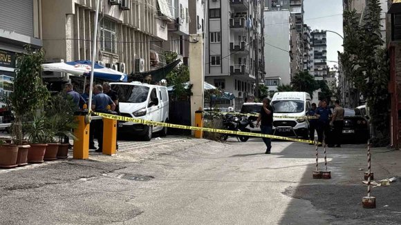 ADANA’DA İŞ YERİ ÖNÜNDE SİLAHLI SALDIRI: 1 ÖLÜ, 1 YARALI