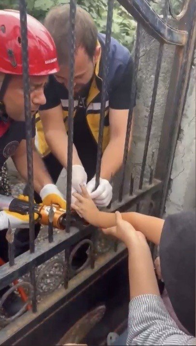 OSMANİYE’DE KORKULUĞA SAPLANAN ÇOCUĞUN PARMAĞINI İTFAİYE KURTARDI
