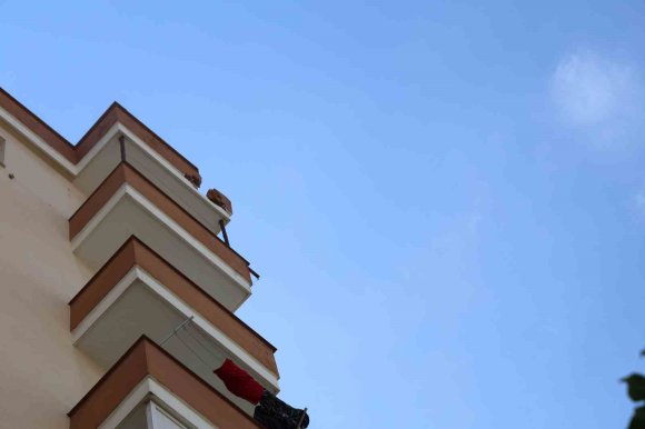 KOZAN’DA APARTMANA DÜŞEN YILDIRIMIN OLUŞTURDUĞU HASAR DRONLA GÖRÜNTÜLENDİ