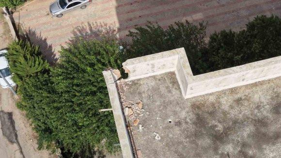 KOZAN’DA APARTMANA DÜŞEN YILDIRIMIN OLUŞTURDUĞU HASAR DRONLA GÖRÜNTÜLENDİ