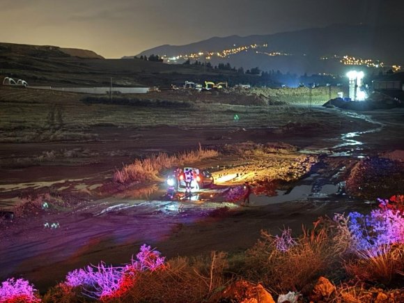 ÇAMURA SAPLANAN ARAÇTA MAHSUR KALAN ANNE VE EVLATLARINI İTFAİYE KURTARDI