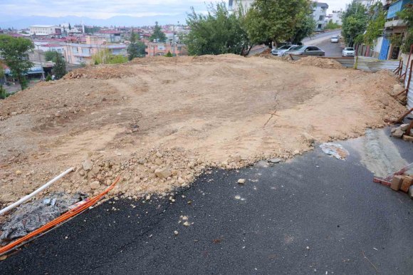 KAHRAMANMARAŞ’TA TEMEL KAZISINDA ÇÖKEN ALAN VE YOL TOPRAKLA DOLDURULDU