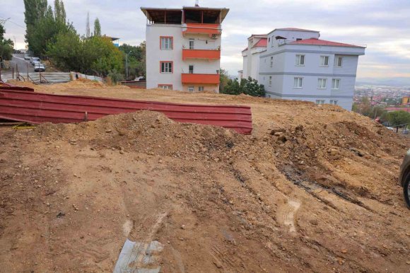 KAHRAMANMARAŞ’TA TEMEL KAZISINDA ÇÖKEN ALAN VE YOL TOPRAKLA DOLDURULDU