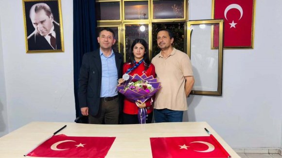 FEKELİ MİLLİ GÜREŞÇİ AVRUPA İKİNCİLİĞİ İLE EVİNE DÖNDÜ
