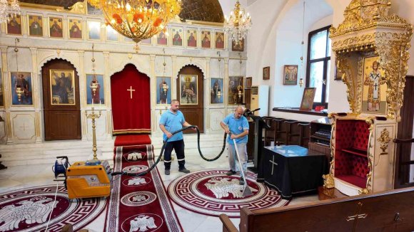 AKDENİZ’DE İBADETHANELERİN TEMİZLİĞİ DÜZENLİ OLARAK YAPILIYOR