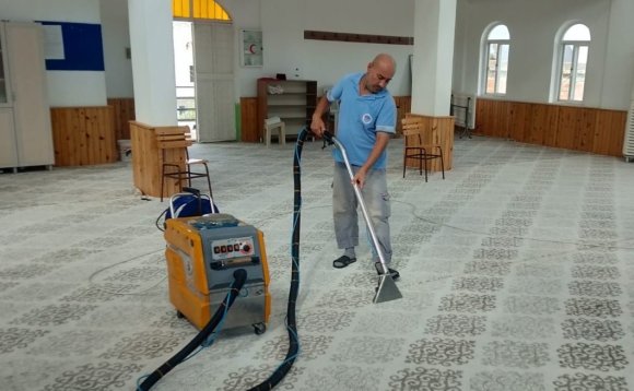 AKDENİZ’DE İBADETHANELERİN TEMİZLİĞİ DÜZENLİ OLARAK YAPILIYOR