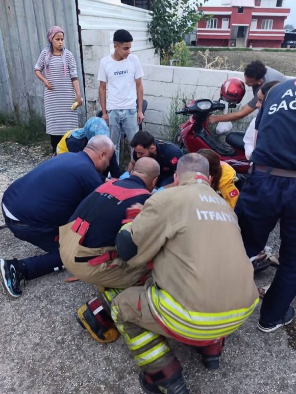 ANTAKYA’DA MOTOSİKLET KAZASINDA 3 KİŞİ YARALANDI