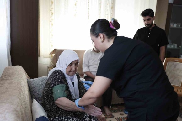 HASTALAR EVLERİNDE MUAYENE EDİLİYOR, SAĞLIK KURULUŞLARINA ULAŞTIRILIYOR