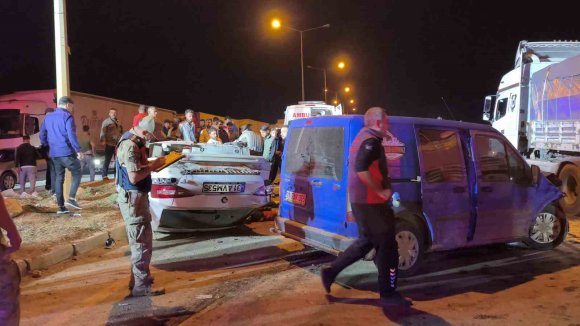 KAZADA TAKLA ATAN OTOMOBİL 2 TIR SÜRÜCÜSÜNÜN ÜZERİNE UÇTU: 6 YARALI