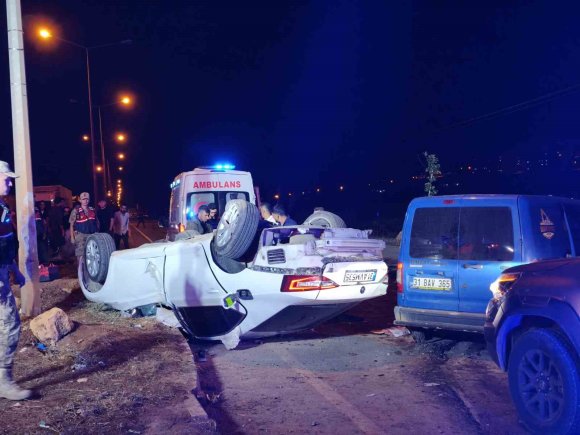 KAZADA TAKLA ATAN OTOMOBİL 2 TIR SÜRÜCÜSÜNÜN ÜZERİNE UÇTU: 6 YARALI