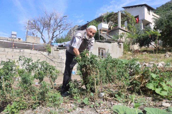 ‘HAYIR YAPMAK KADAR GÜZEL BİR ŞEY YOK’ DİYEN 90 YAŞINDAKİ ADAM, 100 METRE MESAFEDEN TAŞIDIĞI SUYLA YETİŞTİRDİĞİ ÜRÜNLERİ HAYRINA DAĞITIYOR