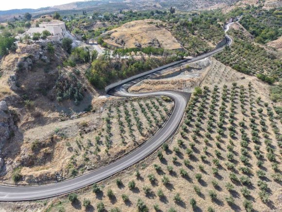 HBB, KIRIKHAN ALAYBEYLİ’NİN BAĞLANTI YOLUNU ASFALTLADI
