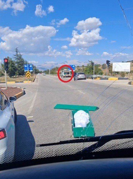 İÇİNDE CENAZE BULUNAN TABUT, SEYİR HALİNDEKİ CENAZE NAKİL ARACINDAN YOLA DÜŞTÜ