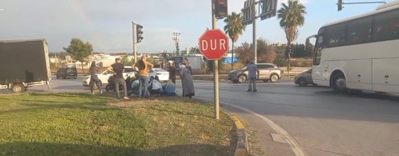 MANAVGAT’TA OTEL SERVİSİ İLE MOTOSİKLET ÇARPIŞTI: 1 YARALI