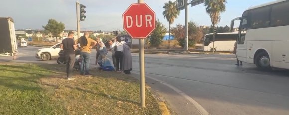 MANAVGAT’TA OTEL SERVİSİ İLE MOTOSİKLET ÇARPIŞTI: 1 YARALI