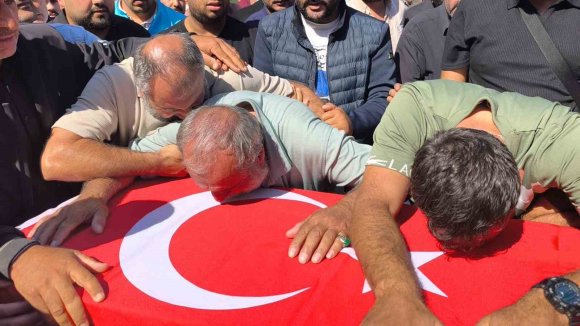 BATAN GEMİDE CAN VEREN KARDEŞİNİ UĞURLAYAN AĞABEYİN "ALLAH’A EMANET OL KARDEŞİM" SÖZLERİ YÜREKLERİ BURKTU