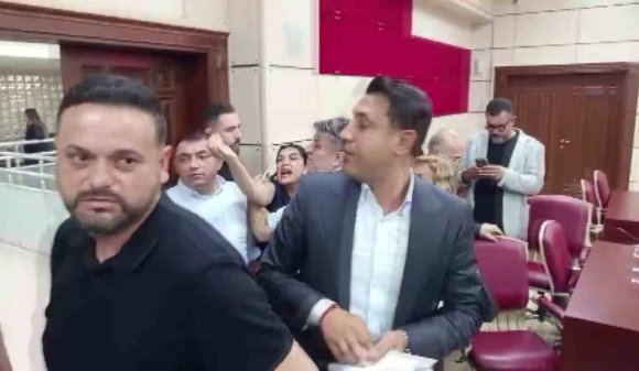YÜREĞİR BELEDİYE MECLİSİ’NDE "SATILIK" TARTIŞMASI: CHP’Lİ İKİ MECLİS ÜYESİ BİRBİRİNE GİRDİ