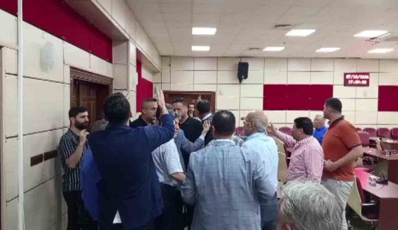 YÜREĞİR BELEDİYE MECLİSİ’NDE "SATILIK" TARTIŞMASI: CHP’Lİ İKİ MECLİS ÜYESİ BİRBİRİNE GİRDİ