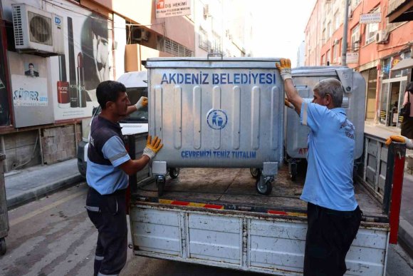 AKDENİZ’DE YIPRANAN ÇÖP KONTEYNERLERİ YENİLENİYOR