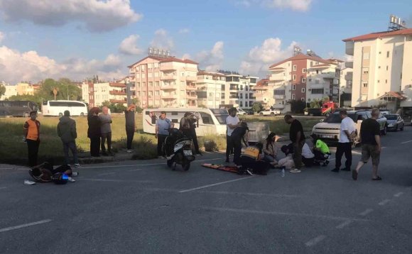 MANAVGAT’TA MOTOSİKLETLER ÇARPIŞTI: 3 YARALI