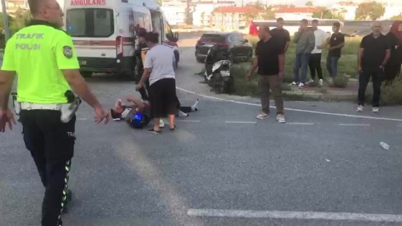MANAVGAT’TA MOTOSİKLETLER ÇARPIŞTI: 3 YARALI