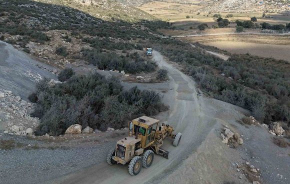 TARSUS’UN KIRSAL MAHALLELERİNDE YOL ÇALIŞMALARI SÜRÜYOR