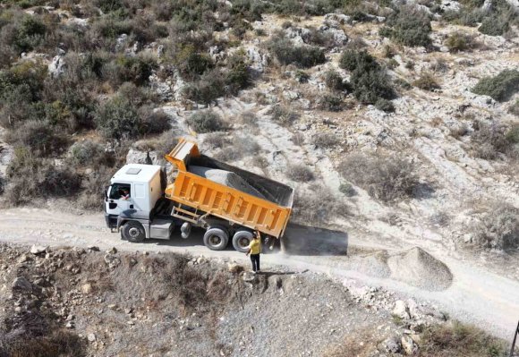 TARSUS’UN KIRSAL MAHALLELERİNDE YOL ÇALIŞMALARI SÜRÜYOR