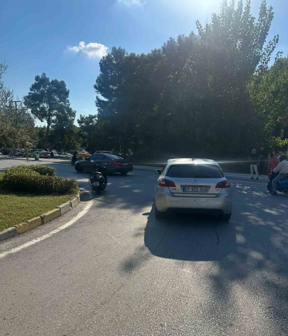 ANTALYA’DA MOTOSİKLET İLE OTOMOBİL ÇARPIŞTI: 1 YARALI