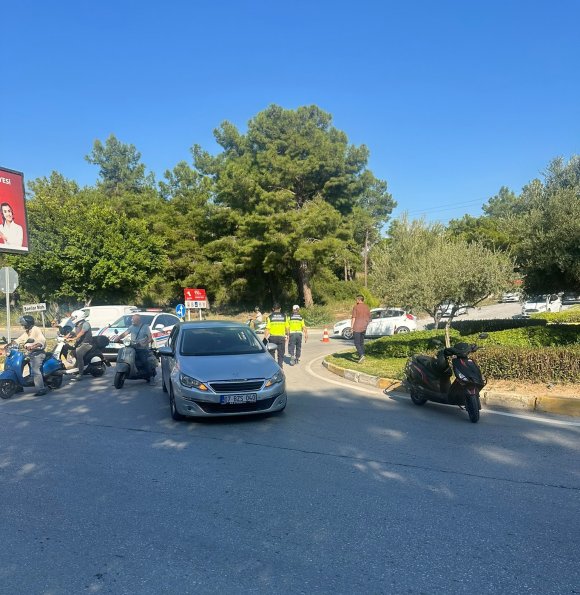 ANTALYA’DA MOTOSİKLET İLE OTOMOBİL ÇARPIŞTI: 1 YARALI