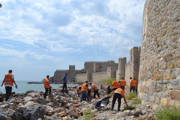 ANAMUR’DA HÜKÜMLÜLER TARİHİ MEKÂNLARDA ÇEVRE TEMİZLİĞİ YAPTI