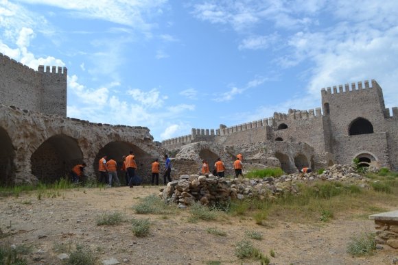 ANAMUR’DA HÜKÜMLÜLER TARİHİ MEKÂNLARDA ÇEVRE TEMİZLİĞİ YAPTI