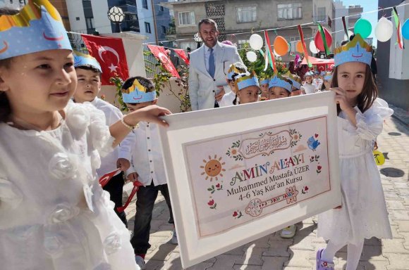 OSMANLI’DAN GÜNÜMÜZE UZANAN ’BEDİ BESMELE VE AMİN ALAYI’ MERASİMİ DÜZENLENDİ