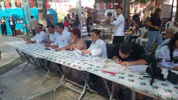 FESTİVALDE EN İYİ ZEYTİNYAĞLI YEMEK İÇİN YARIŞTILAR