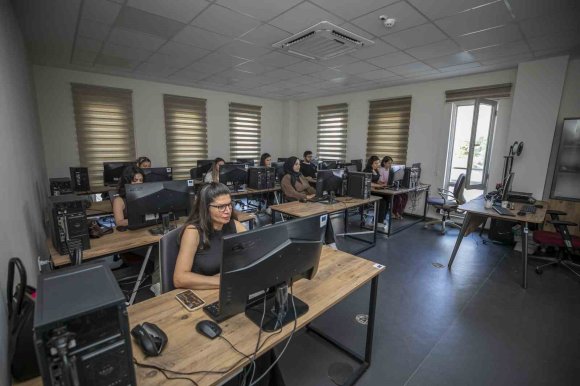 BİLGİSAYAR EĞİTİMİYLE İSTİHDAMA HAZIRLANIYORLAR