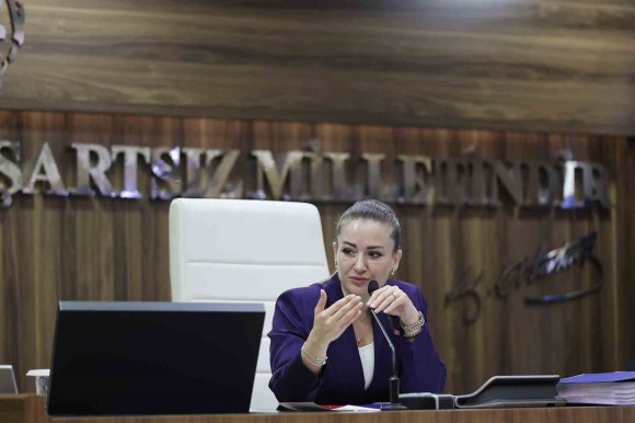 BÜŞRA ÖZDEMİR’DEN AK PARTİ’YE GEÇECEĞİ İDDİALARINA YANIT: "BİRAZ DAHA NEZAKETLİ DAVRANMALARINI RİCA EDİYORUM"