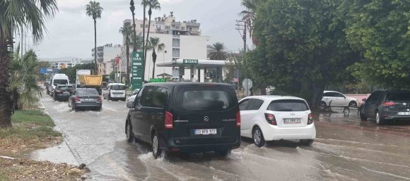 SİLİFKE SELE TESLİM: DERELER TAŞTI, ARAÇLAR SULAR ALTINDA KALDI