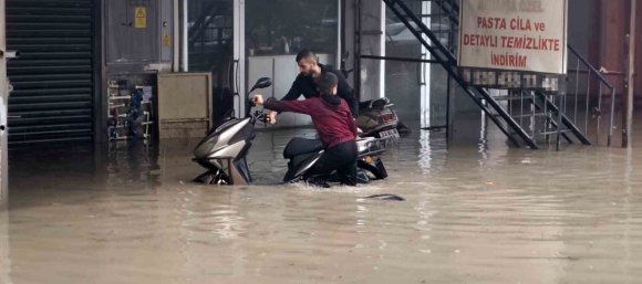 SİLİFKE SELE TESLİM: DERELER TAŞTI, ARAÇLAR SULAR ALTINDA KALDI