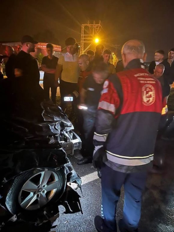 SAMANDAĞ’DA ANGUSA ÇARPAN OTOMOBİLİN SÜRÜCÜSÜ YARALANDI