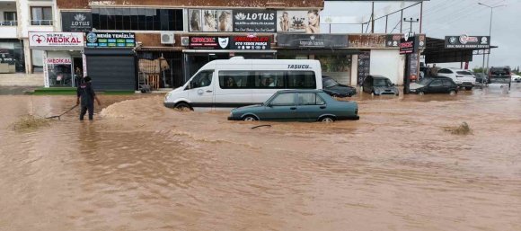 SİLİFKE’DE SAĞANAK SELE DÖNÜŞTÜ, ARAÇLAR SU İÇİNDE KALDI
