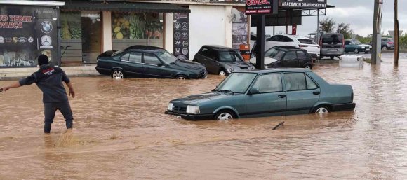 SİLİFKE’DE SAĞANAK SELE DÖNÜŞTÜ, ARAÇLAR SU İÇİNDE KALDI