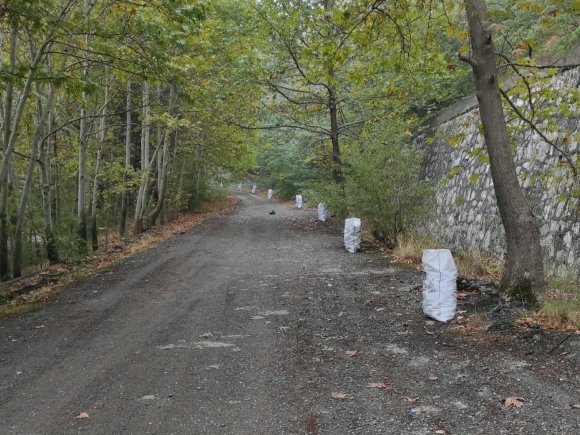 POZANTI’DA 2 EMEKLİ ARKADAŞ, 3 GÜNDE 20 ÇUVAL ÇÖP TOPLADI
