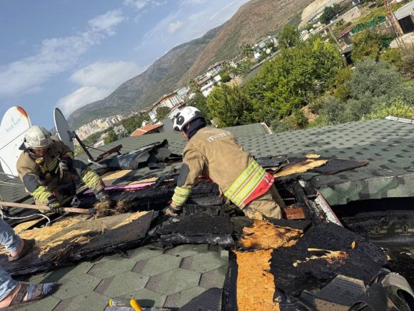 ANTAKYA’DA MÜSTAKİL EVİN ÇATISINDA YANGIN ÇIKTI