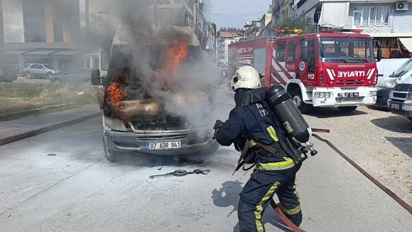 YANAN ARACI SÖNDÜREN İTFAİYENİN SUYU, TÜRK BAYRAĞI İÇİN AKTI