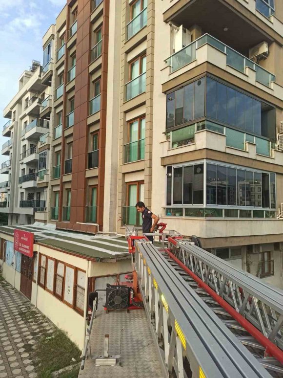 PAYAS’TA BALKON BOŞLUĞUNDA MAHSUR KALAN GÜVERCİN KURTARILDI