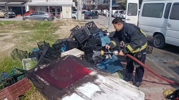 YANAN ARACI SÖNDÜREN İTFAİYENİN SUYU, TÜRK BAYRAĞI İÇİN AKTI