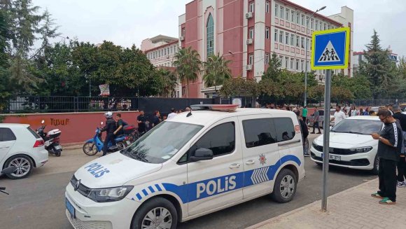 ADANA’DA OKULDA DEDİKODU KAVGASI: KIZ ÖĞRENCİ ARKADAŞINI EKMEK BIÇAĞIYLA YARALADI
