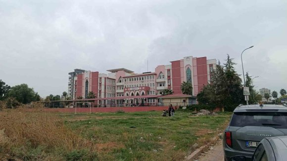 ADANA’DA OKULDA DEDİKODU KAVGASI: KIZ ÖĞRENCİ ARKADAŞINI EKMEK BIÇAĞIYLA YARALADI